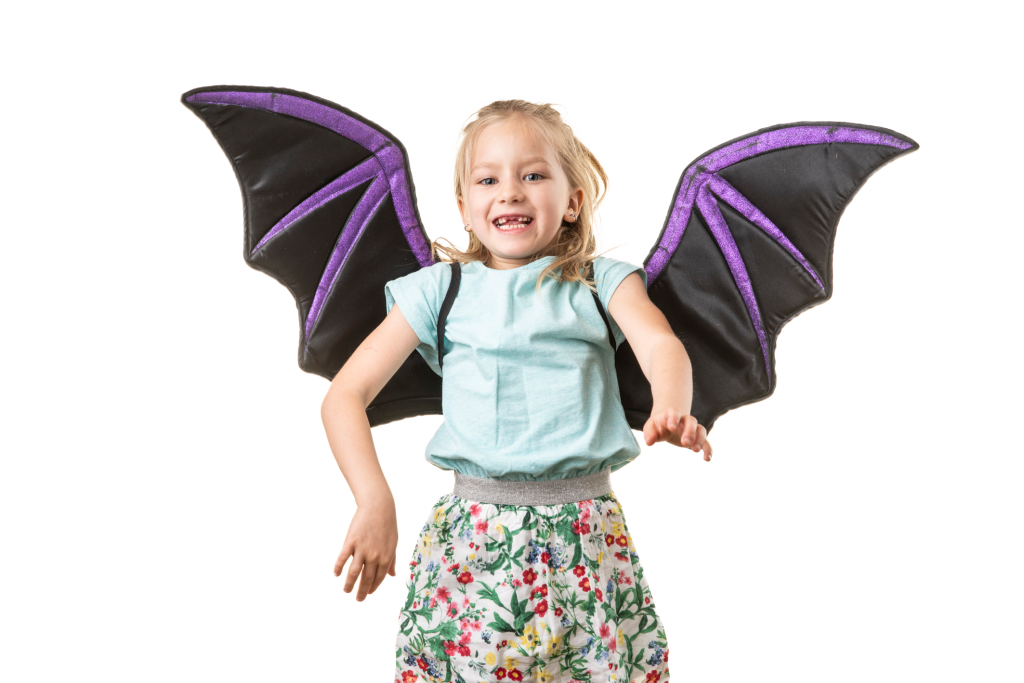 Kind springend mit Drachenflügeln Familienmarketing
