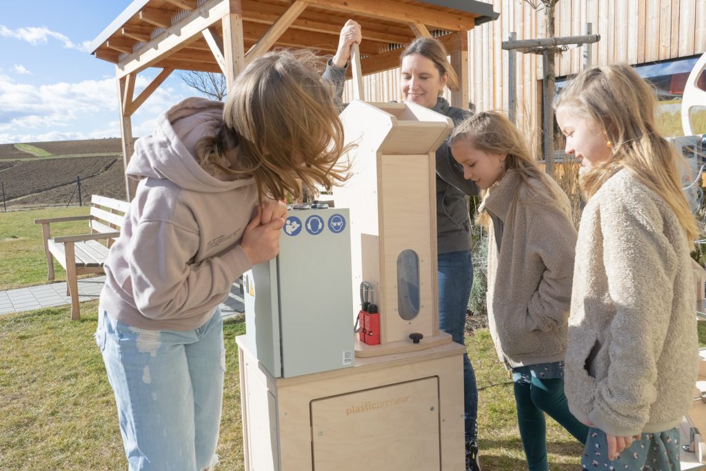 Kindern erstellen mit Maschinen von Plasticpreneur Give Aways