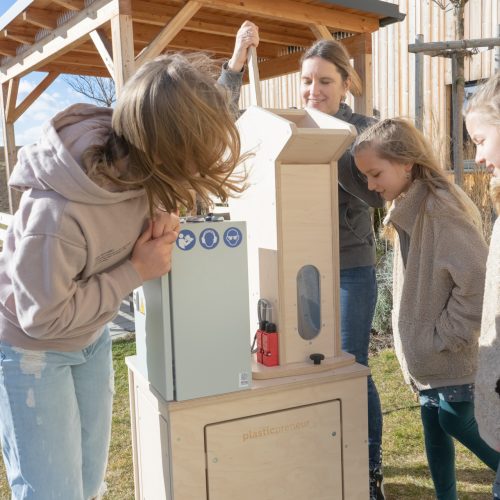 Children create giveaways with machines from Plasticpreneur