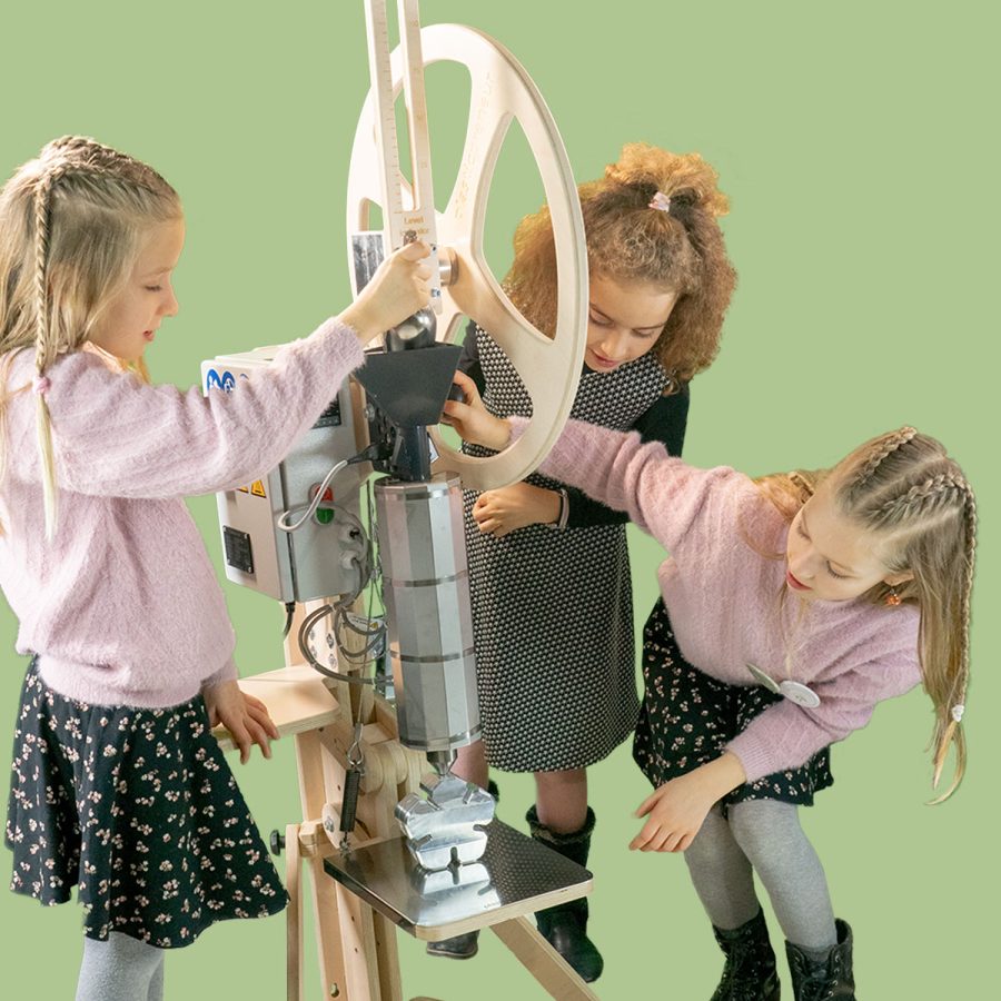 Kindern erstellen mit Maschinen von Plasticpreneur Give Aways freigestellt grüner Hintergrund