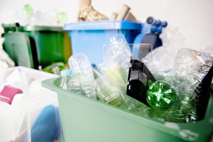 verschiedener Plastikmüll für das Schulprojekt in Mülleimern