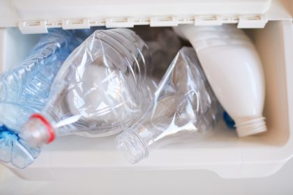 Nahaufnahme von Plastikflaschen in einem Mülleimer
